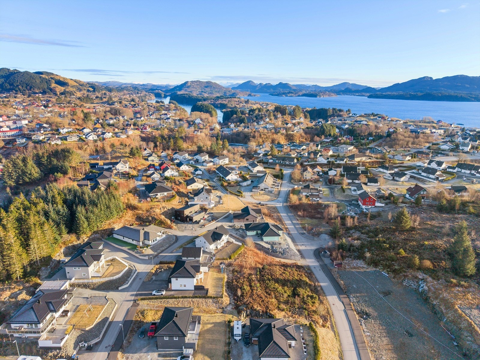 Fra eiendommen er det gangavstand til skole, barnehage og butikker med mer. Galleribilde