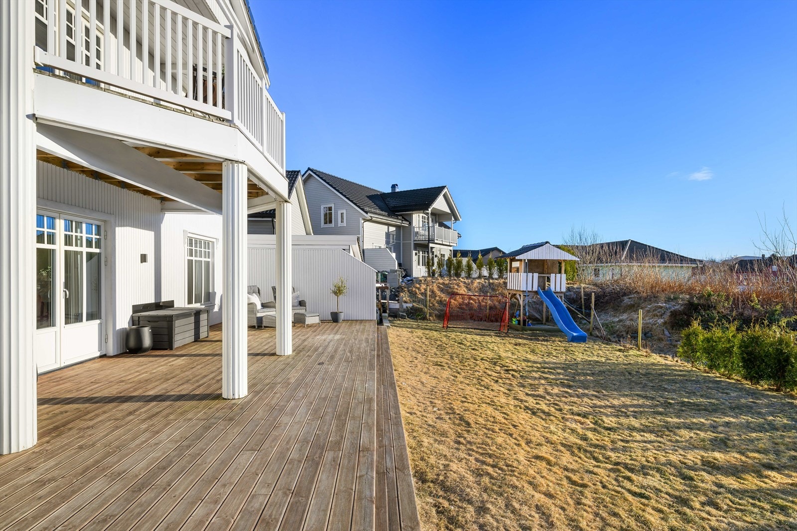 Stor solrik terrasse like utenfor stuen. Galleribilde