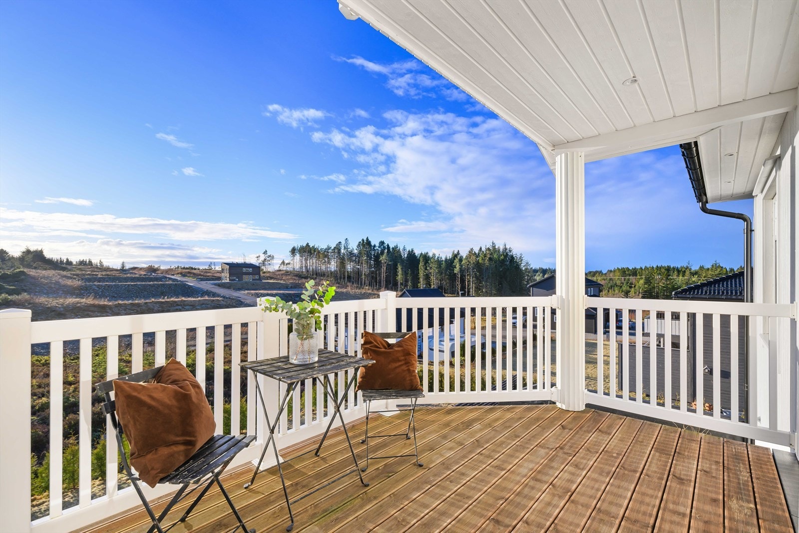 Fra loftstuen er det utgang til flott balkong med gode solforhold og flott utsikt til nærområde. Galleribilde