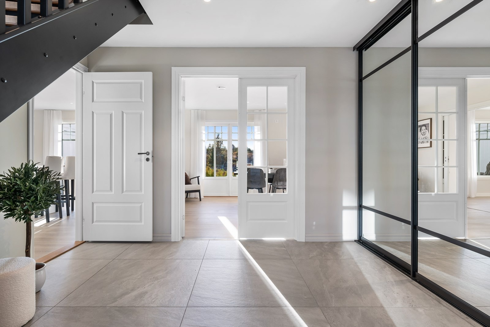 Stor åpen entré/hall er et flott førsteinntrykk. Galleribilde