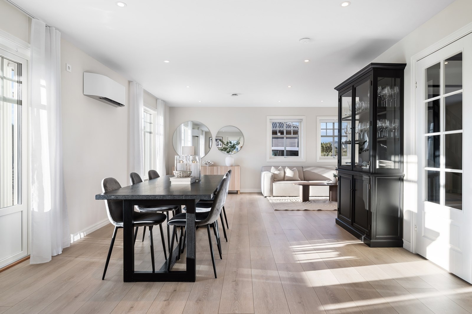 Stuen har oppvarming via varmepumpe og varmekabler i gulv. Galleribilde