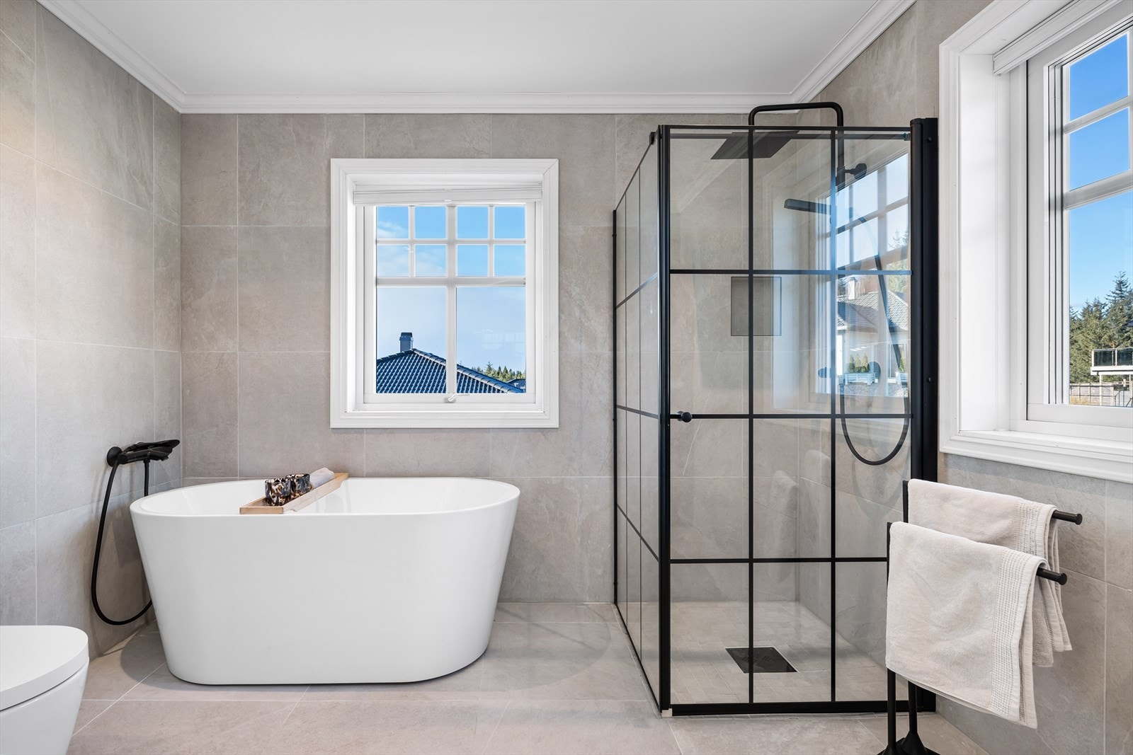 Her har man innredning som vegghengt klosett, dusjhjørne, badekar og servantinnredning med skuffer. Galleribilde