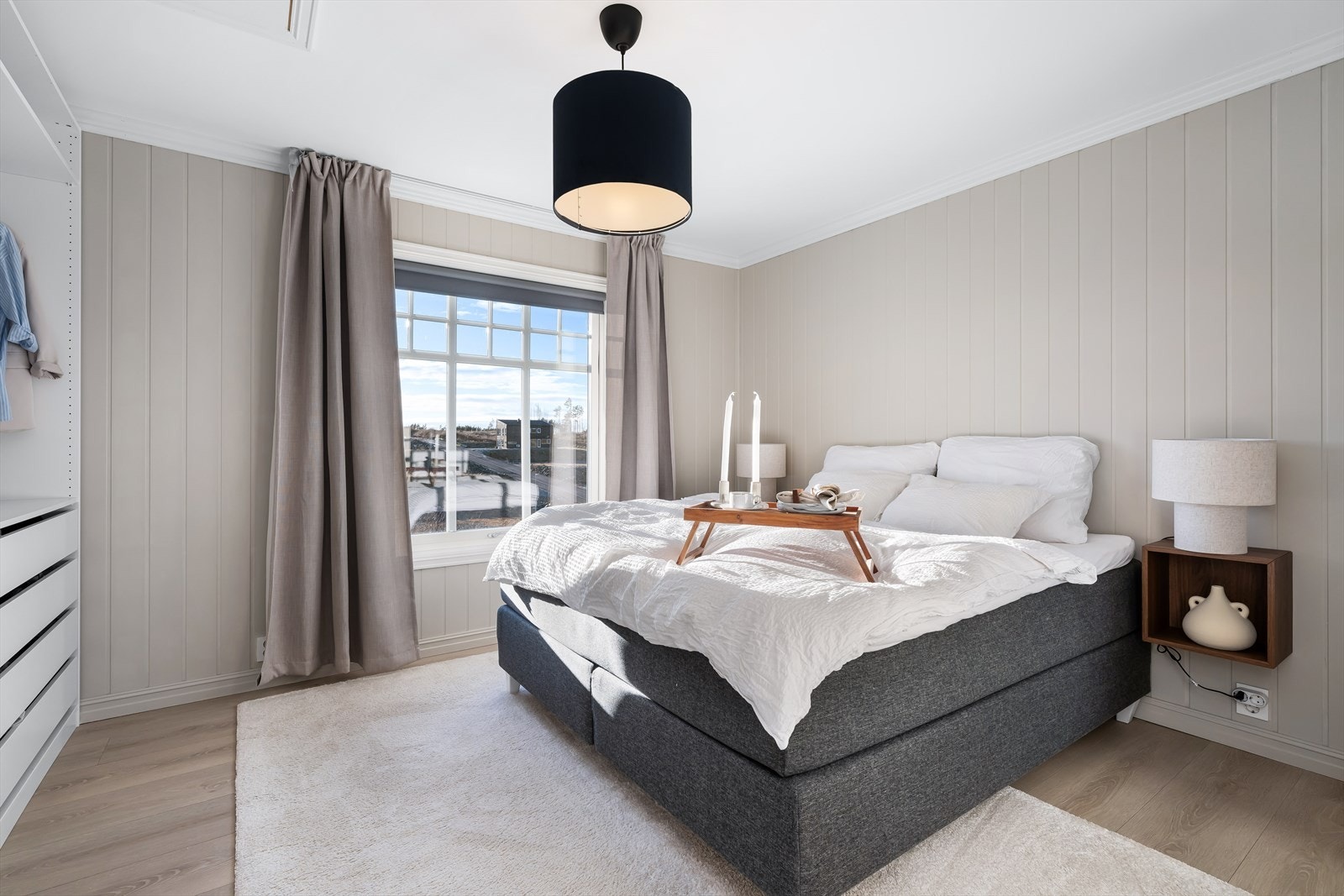 Deilig stort hovedsoverom med god plass for garderobe. Galleribilde