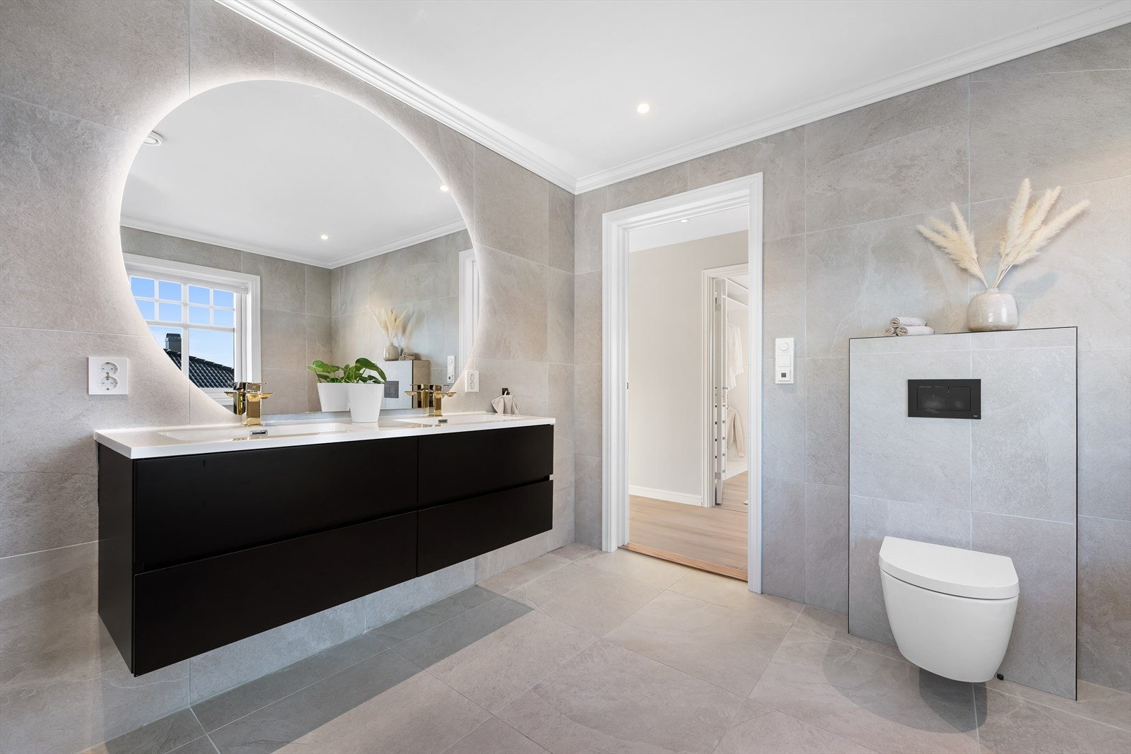 Også i denne etasjen finner man et lekkert moderne bad. Galleribilde