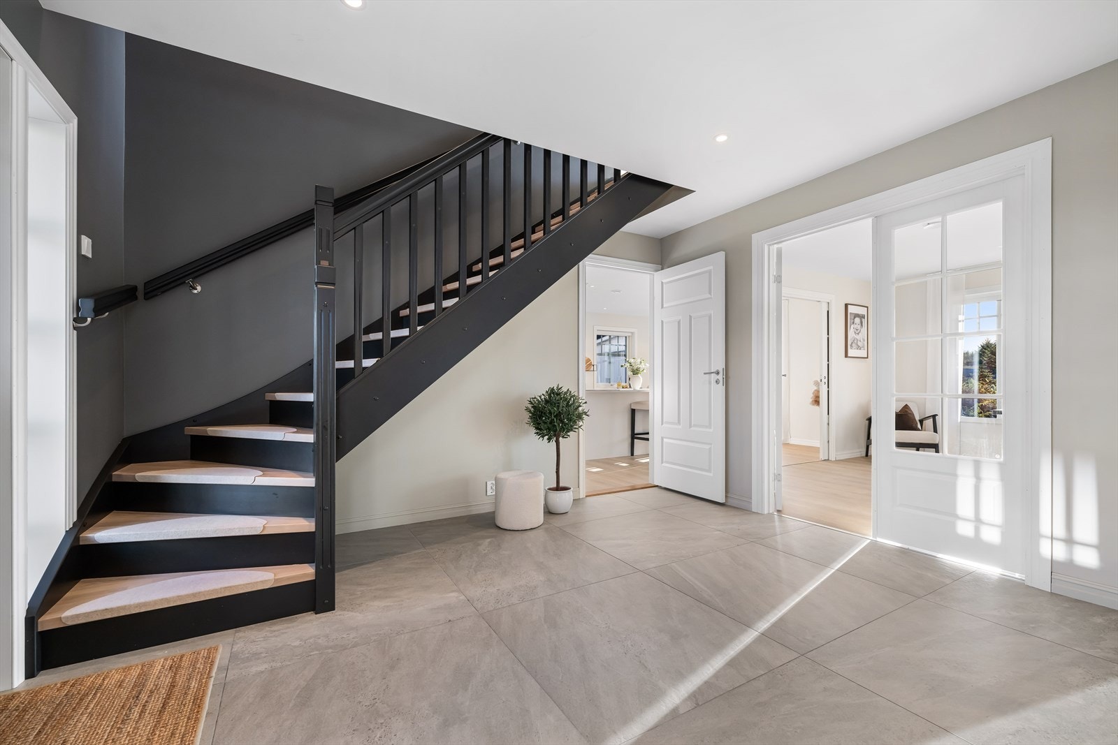 Her fra er det enkel tilkomst til flott moderne bad, inn til stue eller kjøkken samt til overetasjen. Galleribilde