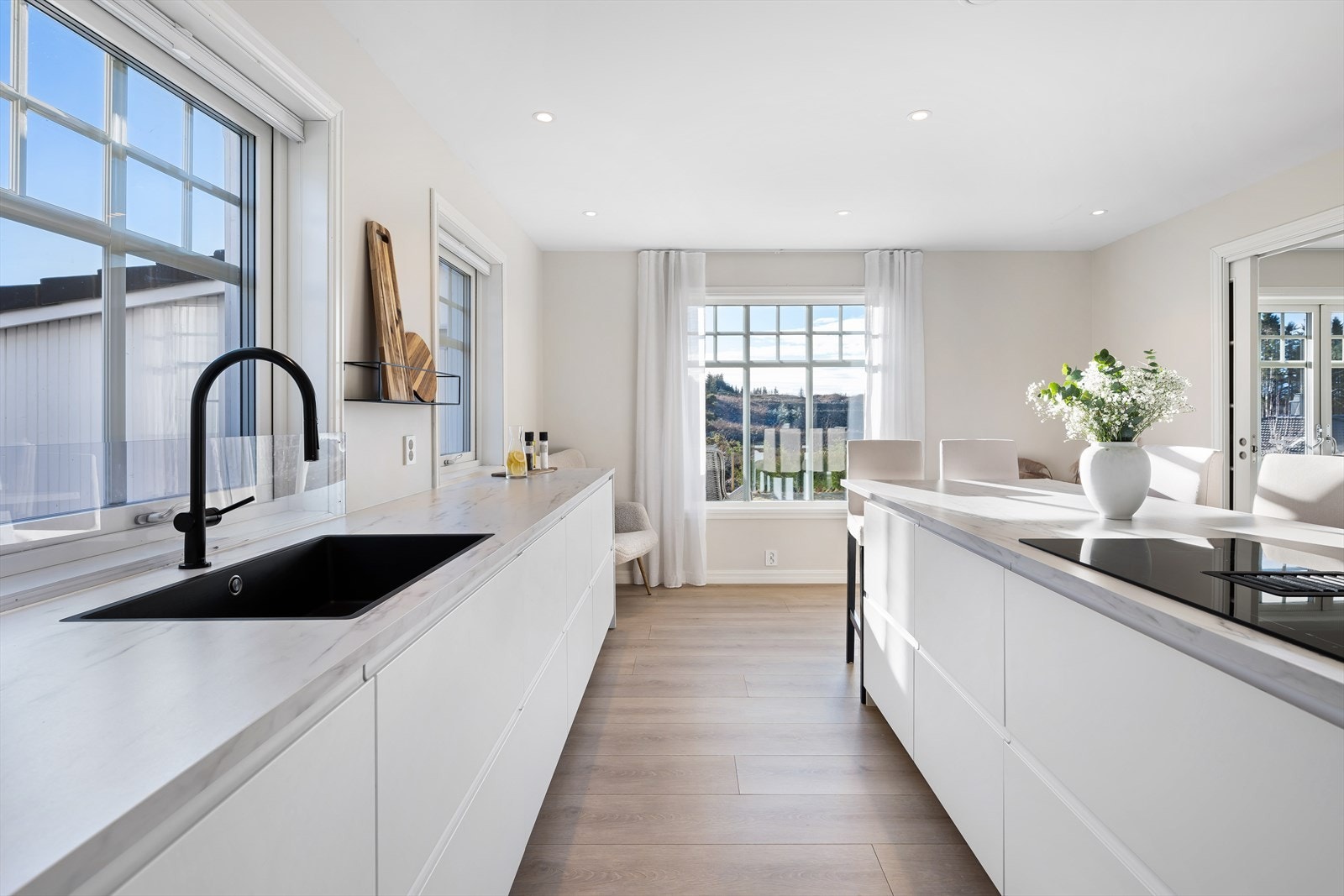 Et lyst og fint kjøkken med kjøkkenøy hvor man har spiseplass. Galleribilde