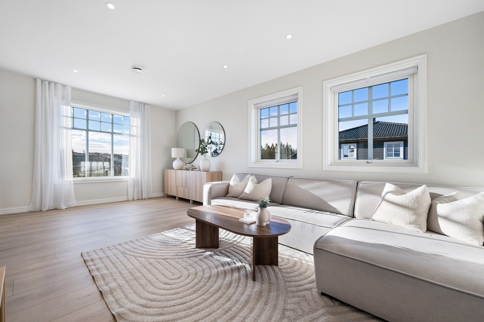 Eiendommen stod ferdig i 2022 og innehar meget god gjennomgående standard. Her har man en stor og lys stue, med rikelig av plass for flere sittegrupper så vel som stort spisebord. Galleribilde