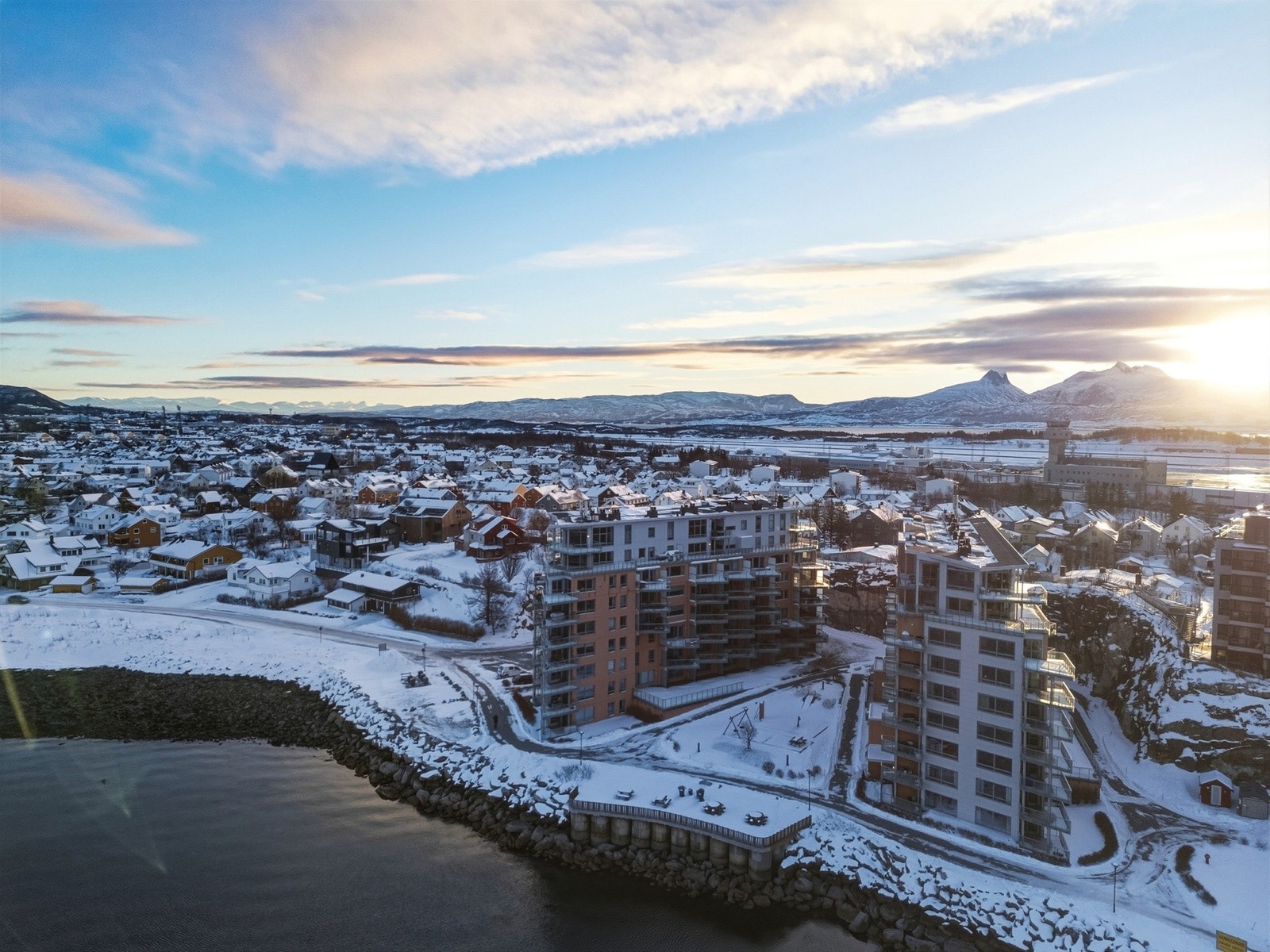Tilbaketrukket og trafikkstille beliggenhet med kort vei til byens fasiliteter og servicetilbud. Galleribilde