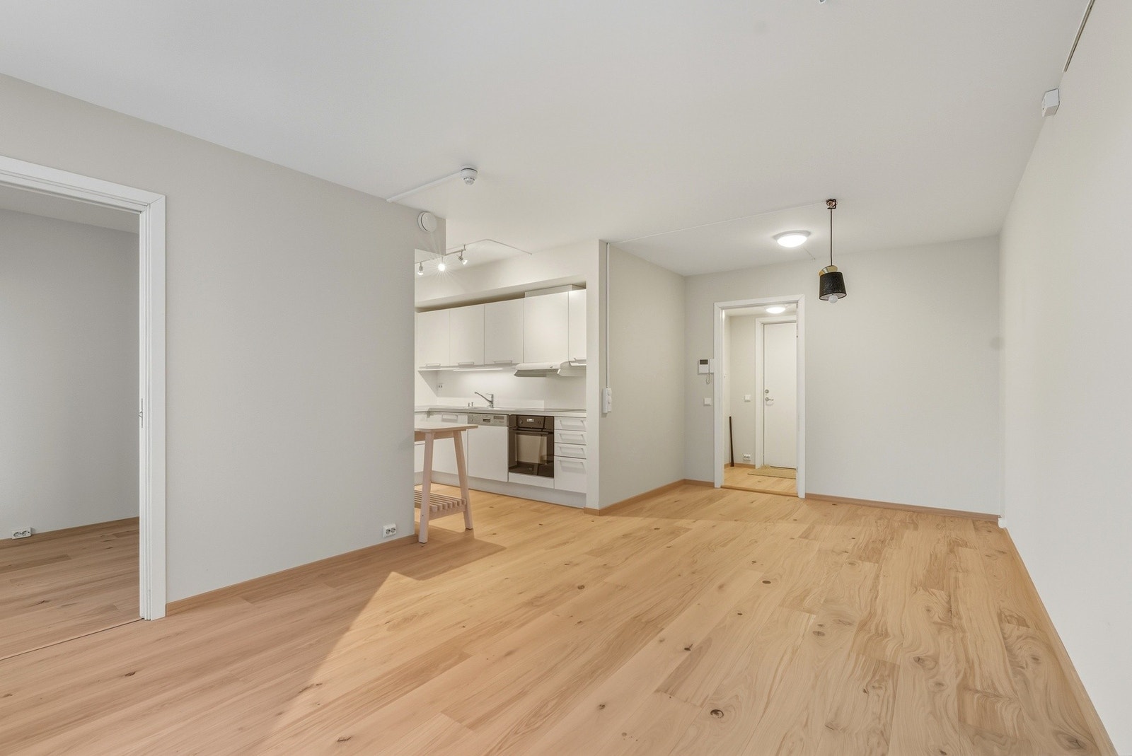 Leiligheten har parkering på utvendig felles oppstillingsplass. I tillegg er det en bod i underetasjen. Galleribilde