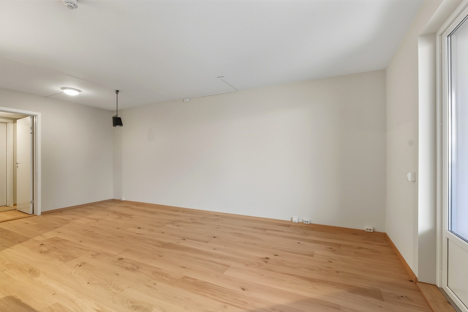 Her er det god plass til å møblere med både spise- og sittegruppe. Galleribilde