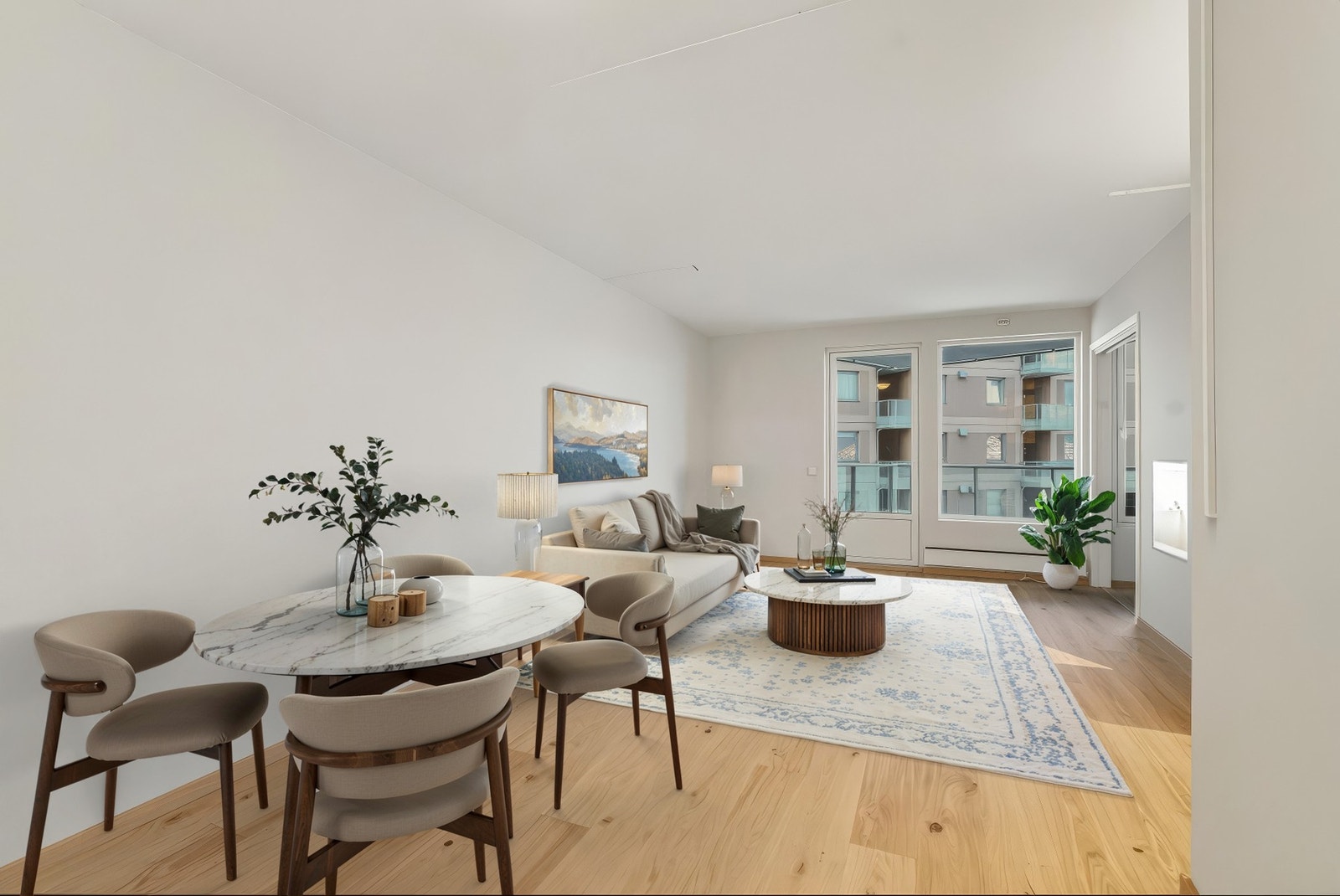 Leiligheten har en funksjonell løsning med stue og kjøkken i åpen løsning. Galleribilde