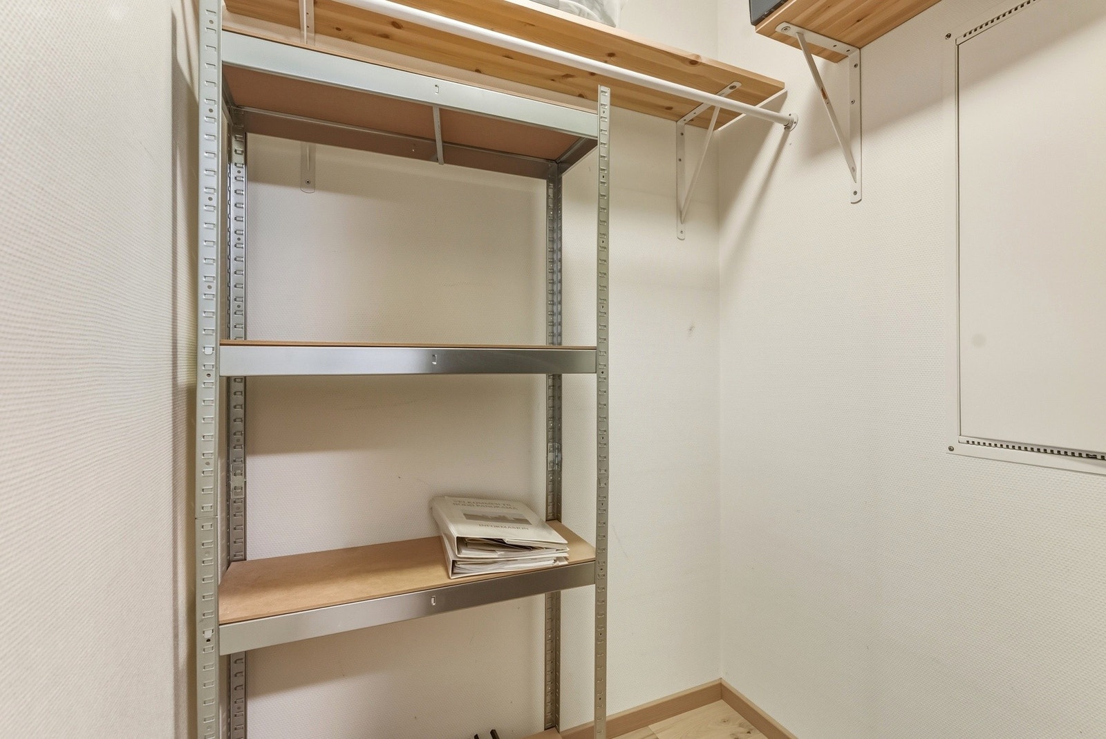 Praktisk skyvedørsgarderobe med bod. Galleribilde