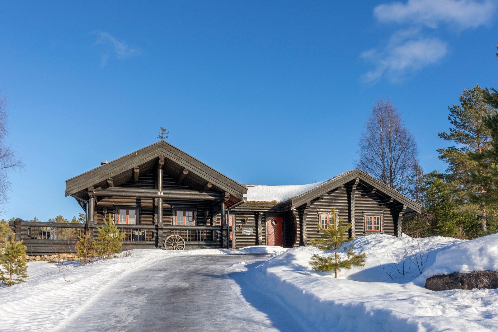 Stor og familievennlig tømmerhytte med god plass, badstue og akebakke rett ved hytta - helårsadkomst i rolige omgivelser i Nissedal. Galleribilde
