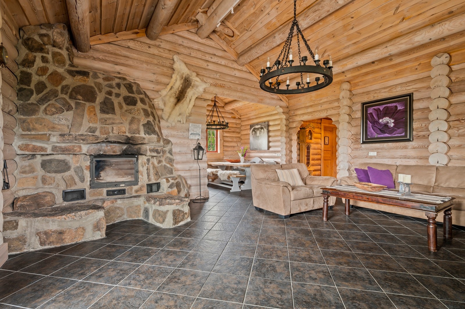 Romslig tømmerhytte med 4 soverom og 12 sengeplasser, bad med badstue, separat toalettrom, vaskerom og gode fellesarealer. Galleribilde