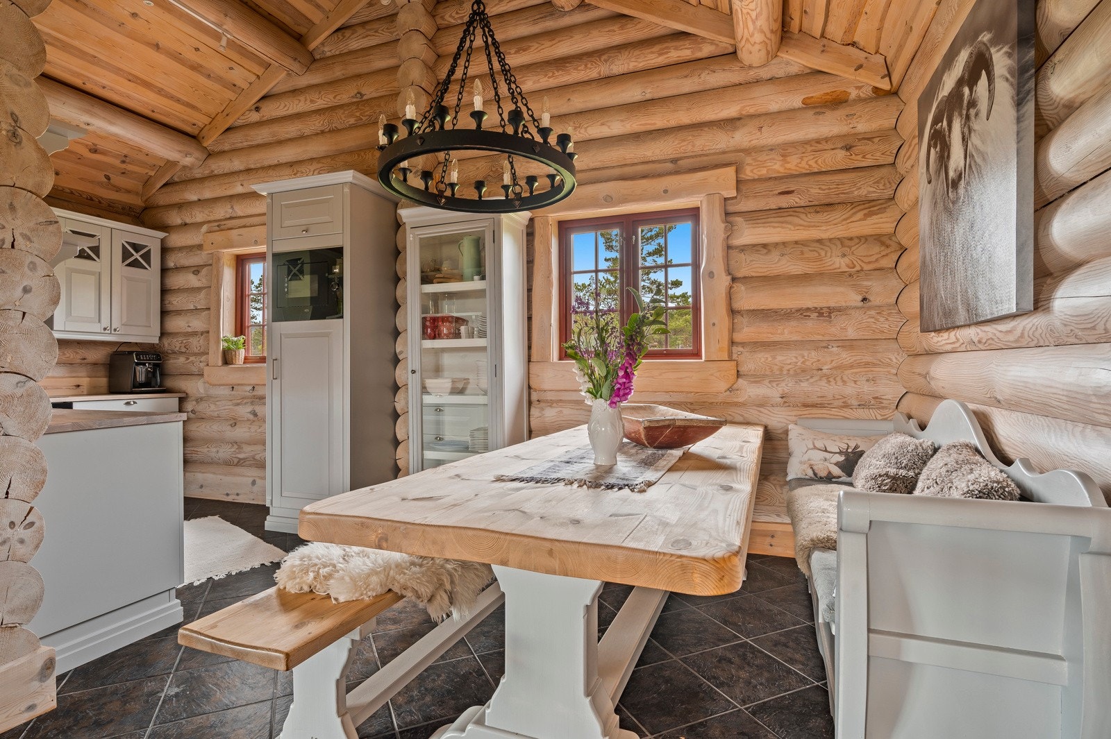 Mot kjøkkenet er det plass til et spisebord som gir mulighet for en naturlig og fin soneinndeling av oppholdsrommet. Galleribilde