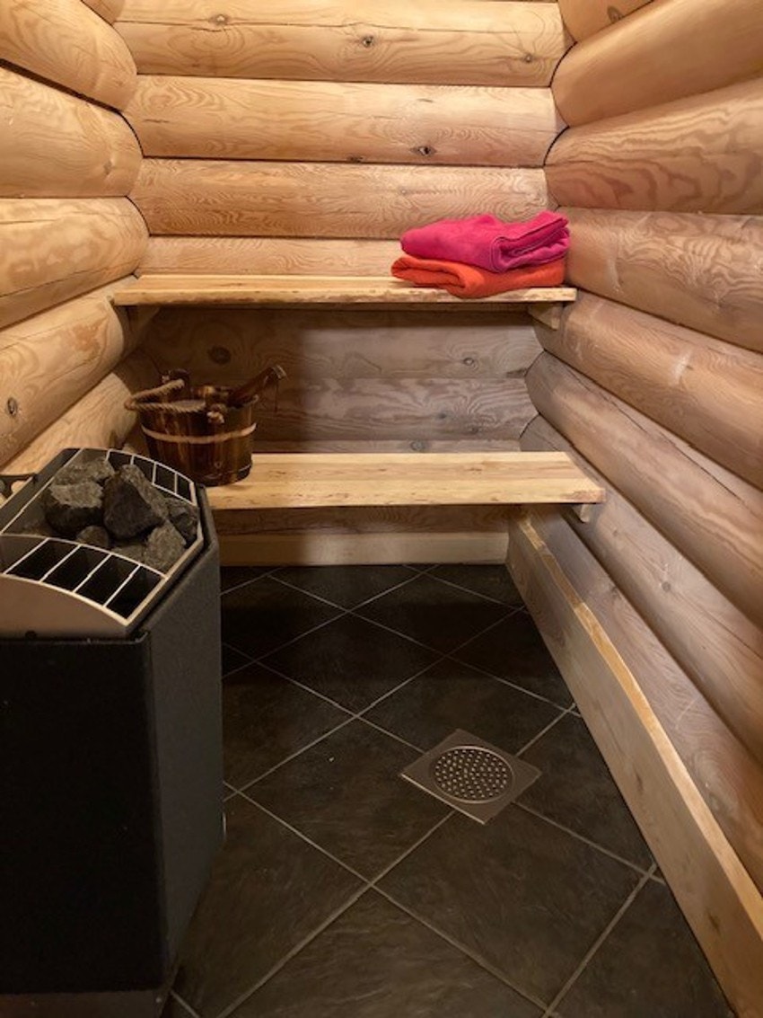 Badstuen har enkle benker med ett bord villmarkspanel. Galleribilde