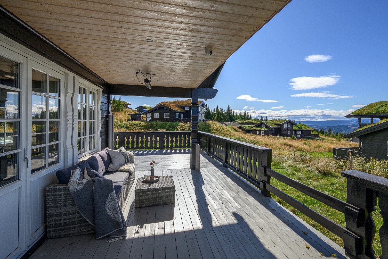 Verandaen er dels overbygd, slik at du kan nyte uteplassen i de fleste værforhold. Galleribilde