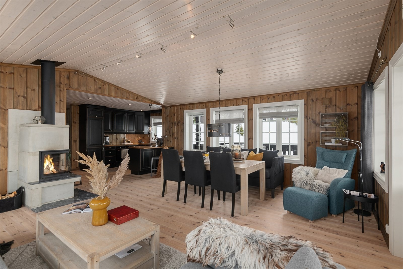 Med stue og kjøkken i ett blir det gøy å kokkelere for hele familien og det inviterte selskapet. Galleribilde