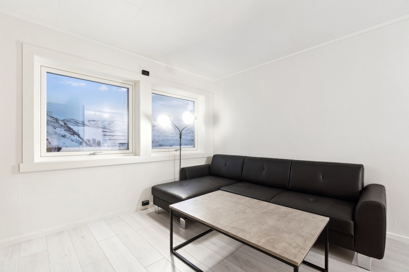 Leiligheten er totalrenovert i 2024, og fremstår delikat med tidsriktige farge- og materialvalg. Galleribilde