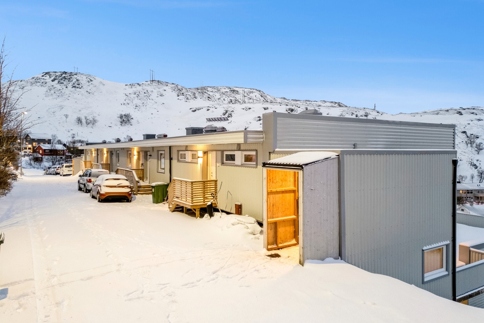 Leiligheten har adkomst både fra hovedinngangen og fra øversiden. Galleribilde