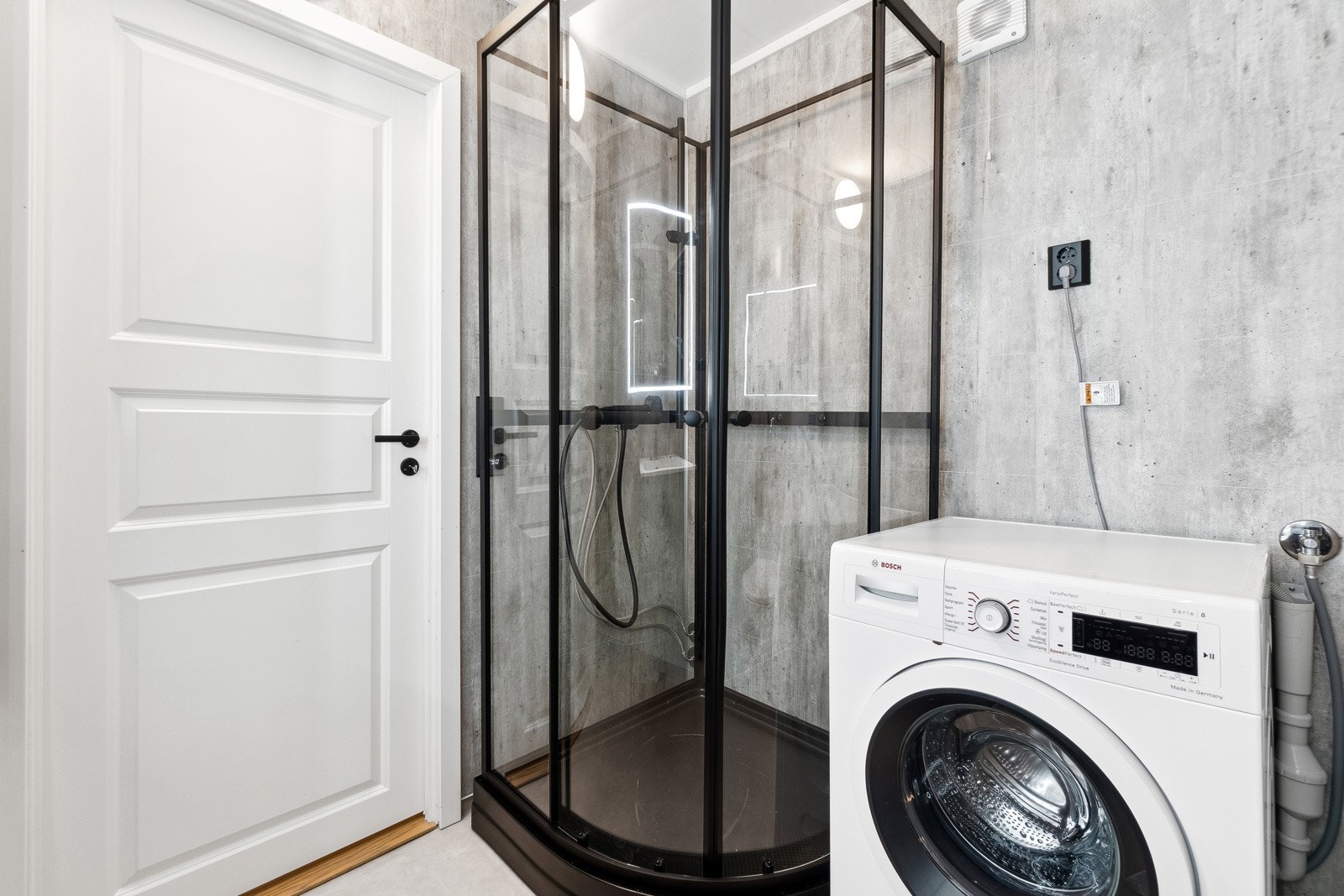 Badets fargekombinasjoner oppleves lun og innbydende. De sorte detaljene gir et moderne inntrykk. Galleribilde