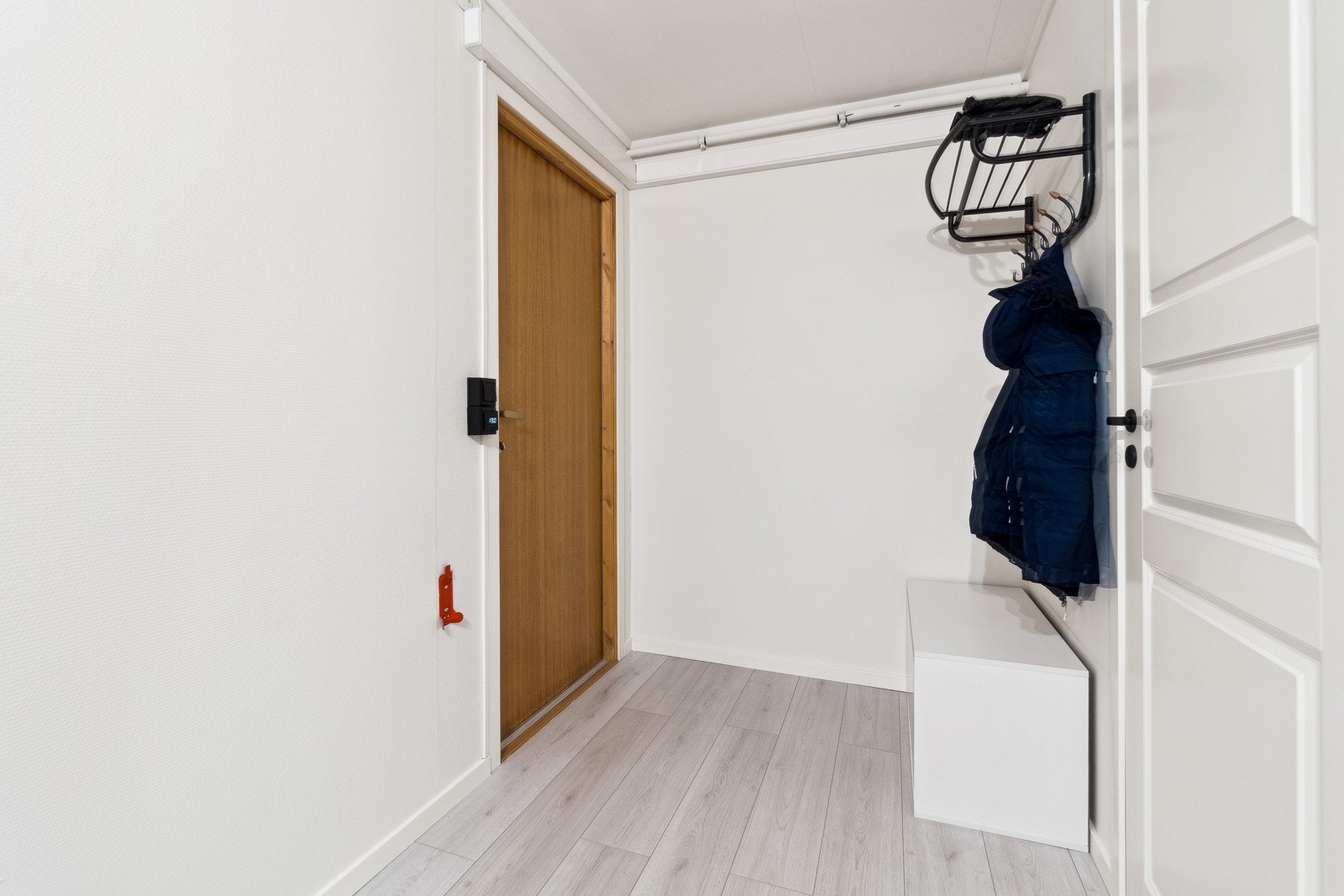 Når du kommer inn i leiligheten møtes du av en lys entré med plass for åpen garderobeløsning. Galleribilde