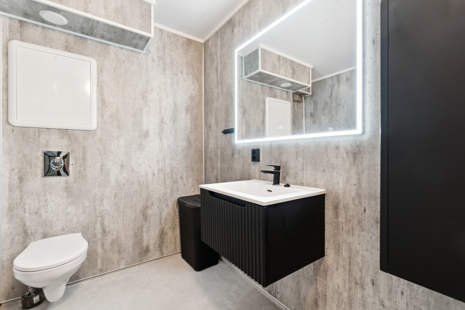 Leilighetens bad er også renovert i 2024, og er i likhet med resten av leiligheten ikke tatt i bruk enda. Galleribilde