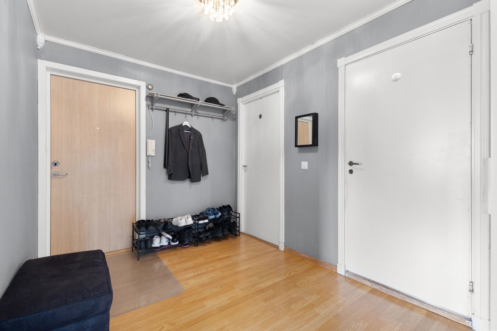 Kvadratisk og lett planløsning å forholde seg til. Inngangspartiet binder sammen hjemmet på en elegant måte. Galleribilde