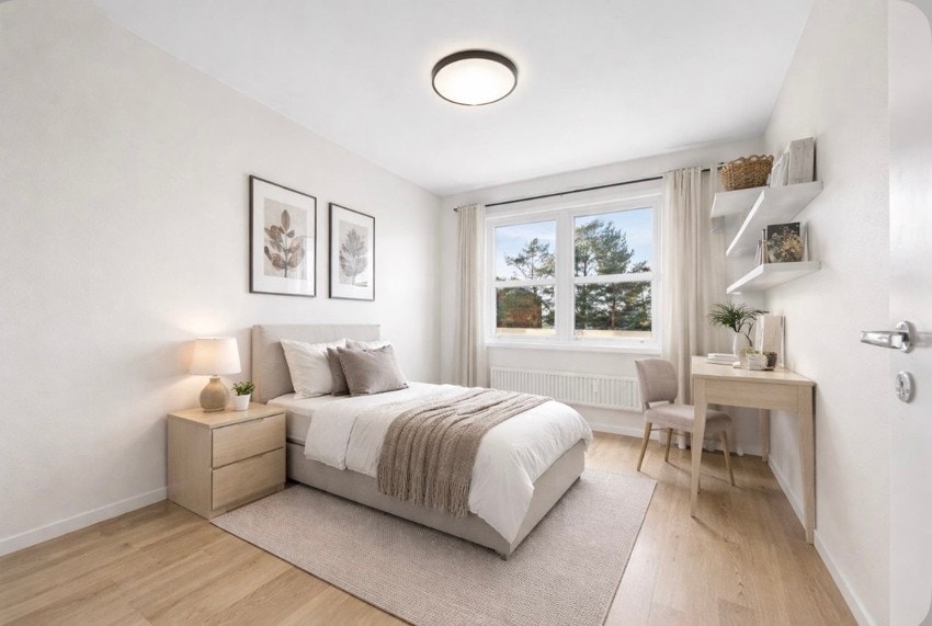 Samtlige rom fremstår som luftige og gode. To av soverommene er vendt ut mot rolig og barnevennlig fellesområdet. Digital styling til inspirasjon, gjennom AI. Galleribilde