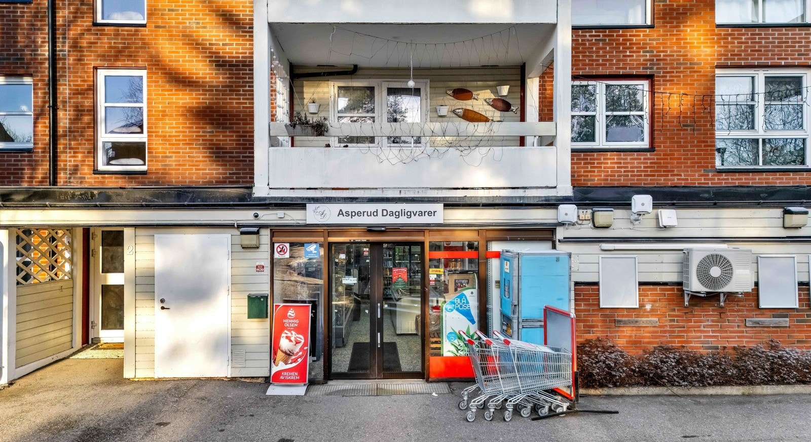 Daglivaren kan enkelt gjøres 100 meter fra boligen på Asperud Dagligvare. Galleribilde
