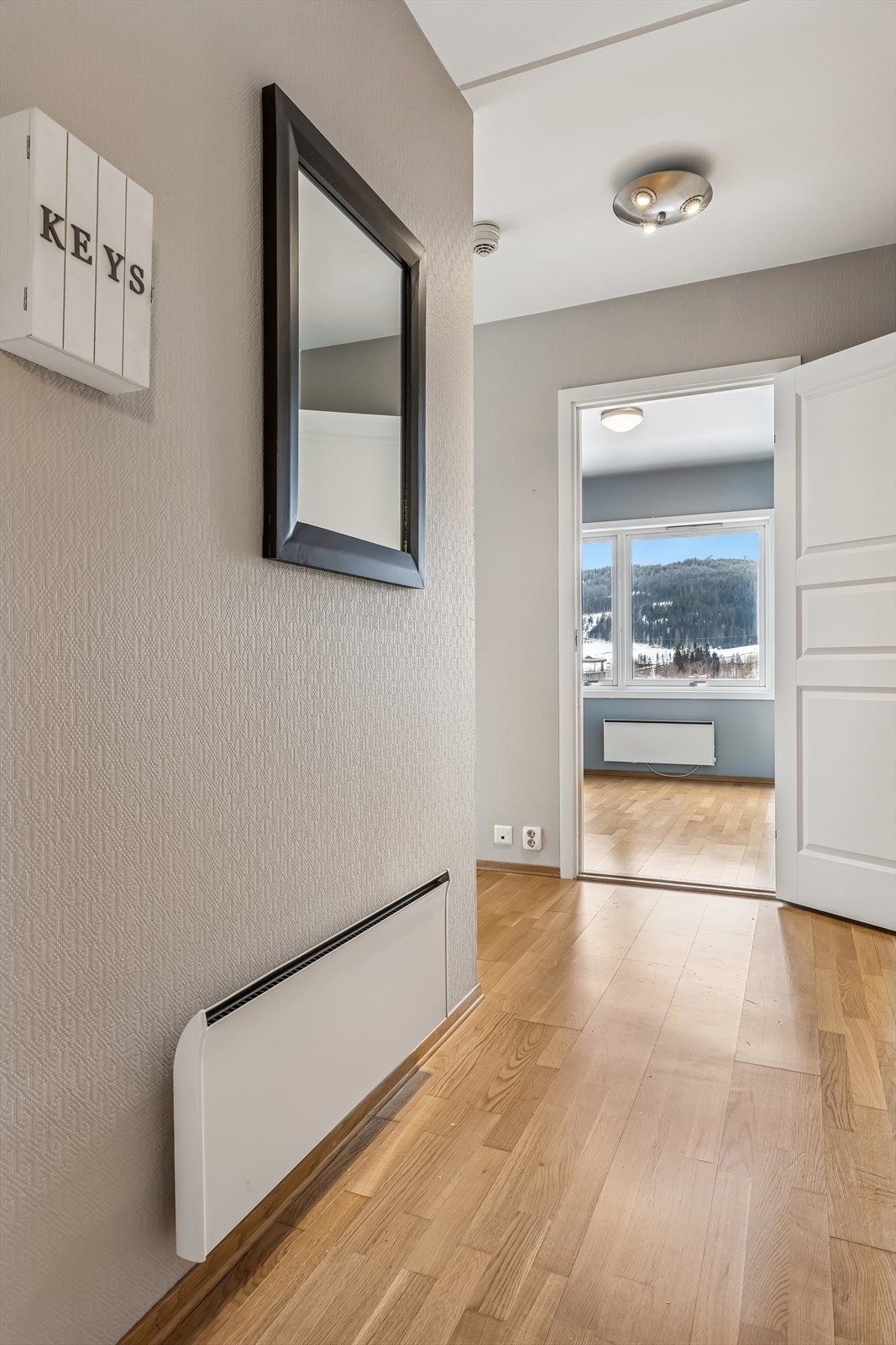 Entréen har parkett på gulvet og er utstyrt med callinganlegg for enkel adkomst for gjester. Galleribilde