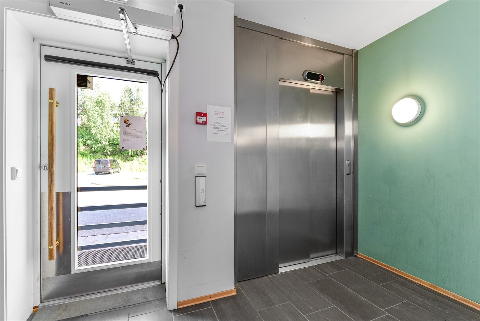 Det er heis i bygget som tar deg enkelt mellom leiligheten og ned til garasjekjelleren. Galleribilde