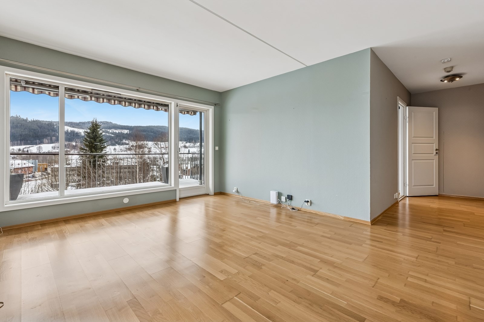 Fra stuen er det direkte utgang til den dels overbygde balkongen. Galleribilde