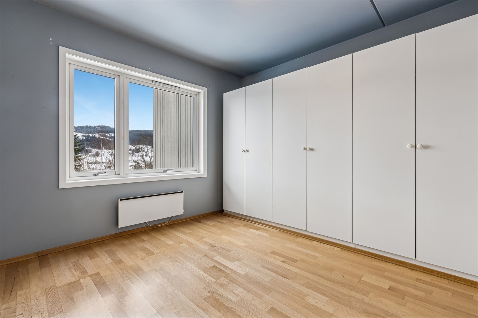 Soverommet har en romslig garderobeløsning med god lagringsplass. Galleribilde