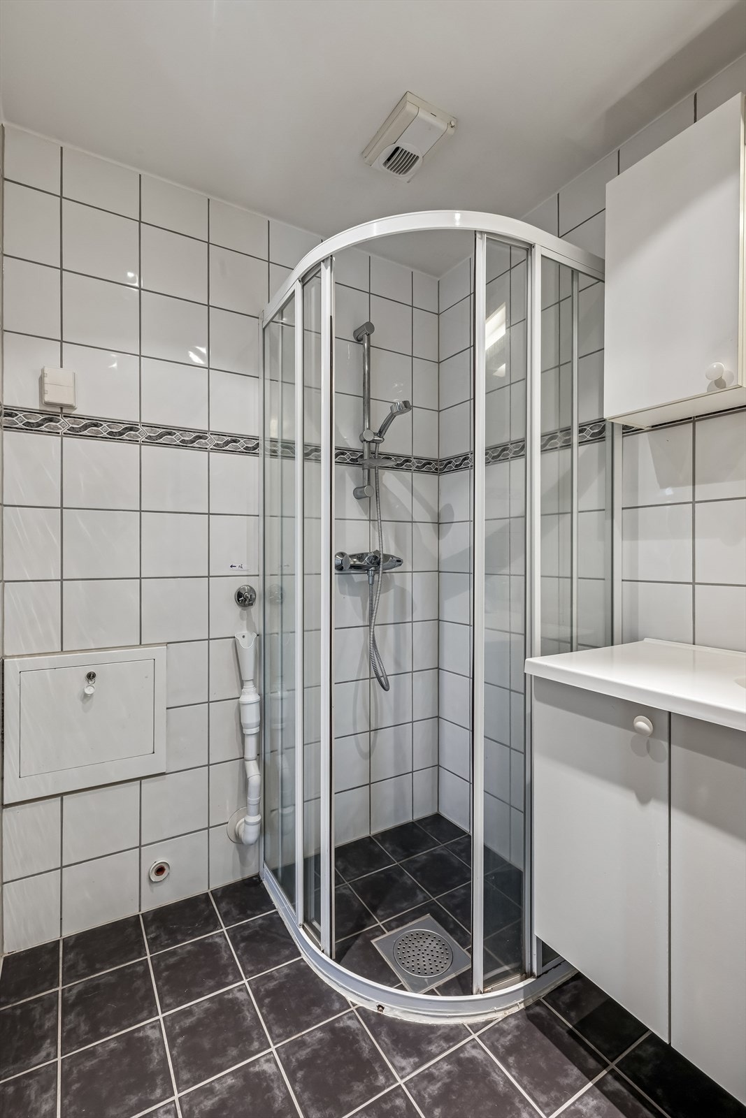 Her er det varmekabler i gulvet, dusjnisje og opplegg for vaskemaskin. Galleribilde