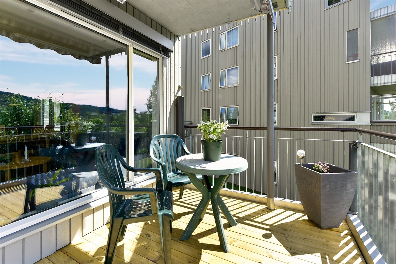 Uteplassen gir rom for en hyggelig sittegruppe. Galleribilde