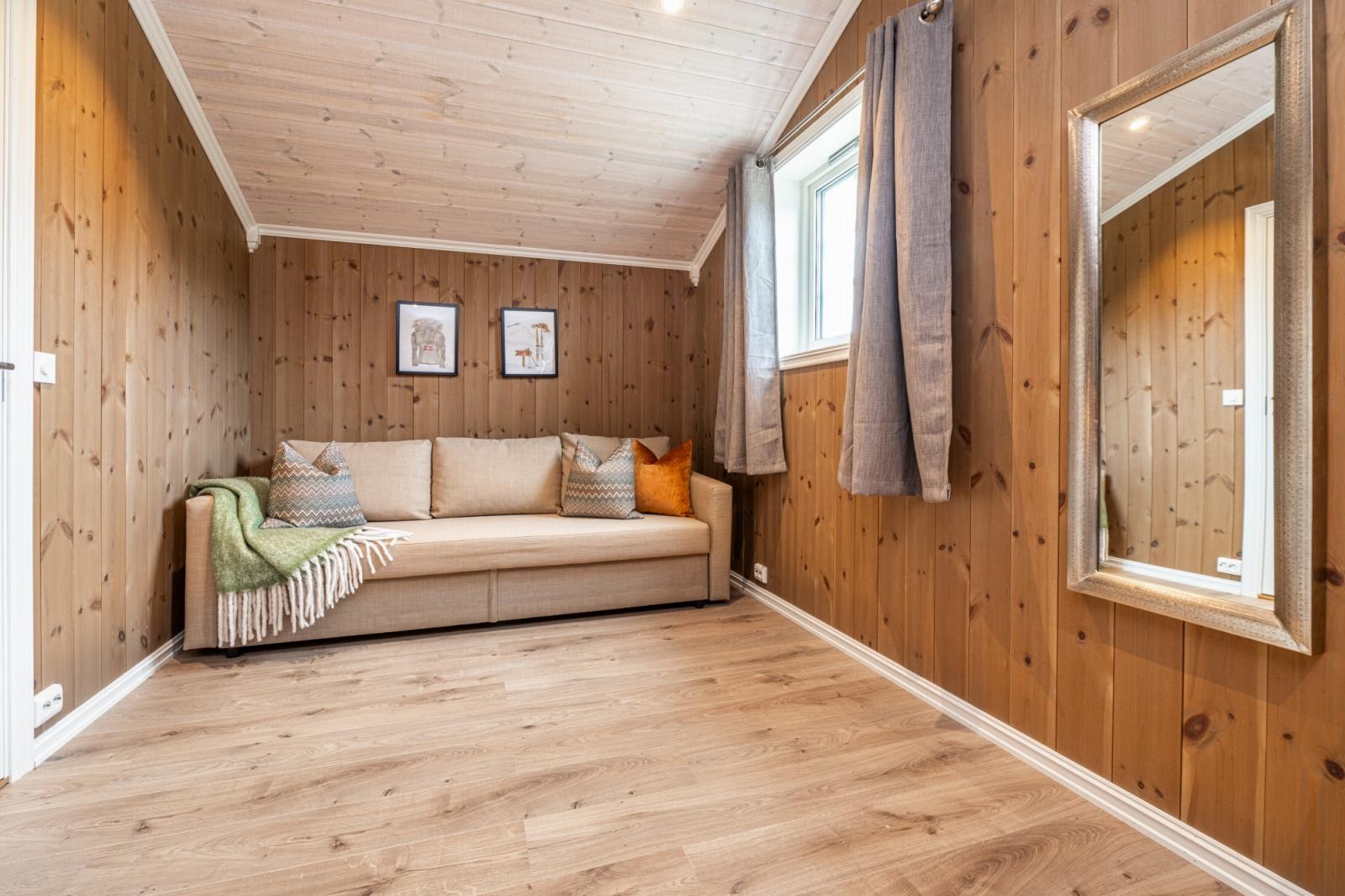 Hyggelig rom med skråtak og plass til både seng og oppbevaring. Galleribilde