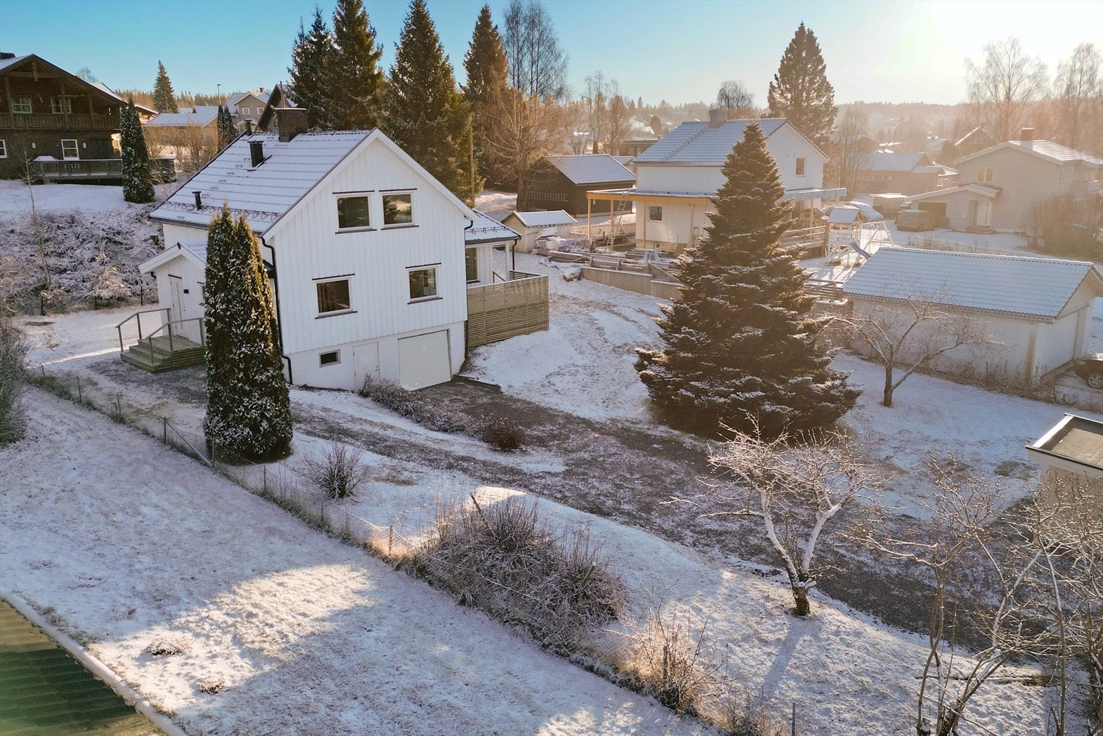 Parkering på gårdsplassen eller i kjeller. Galleribilde