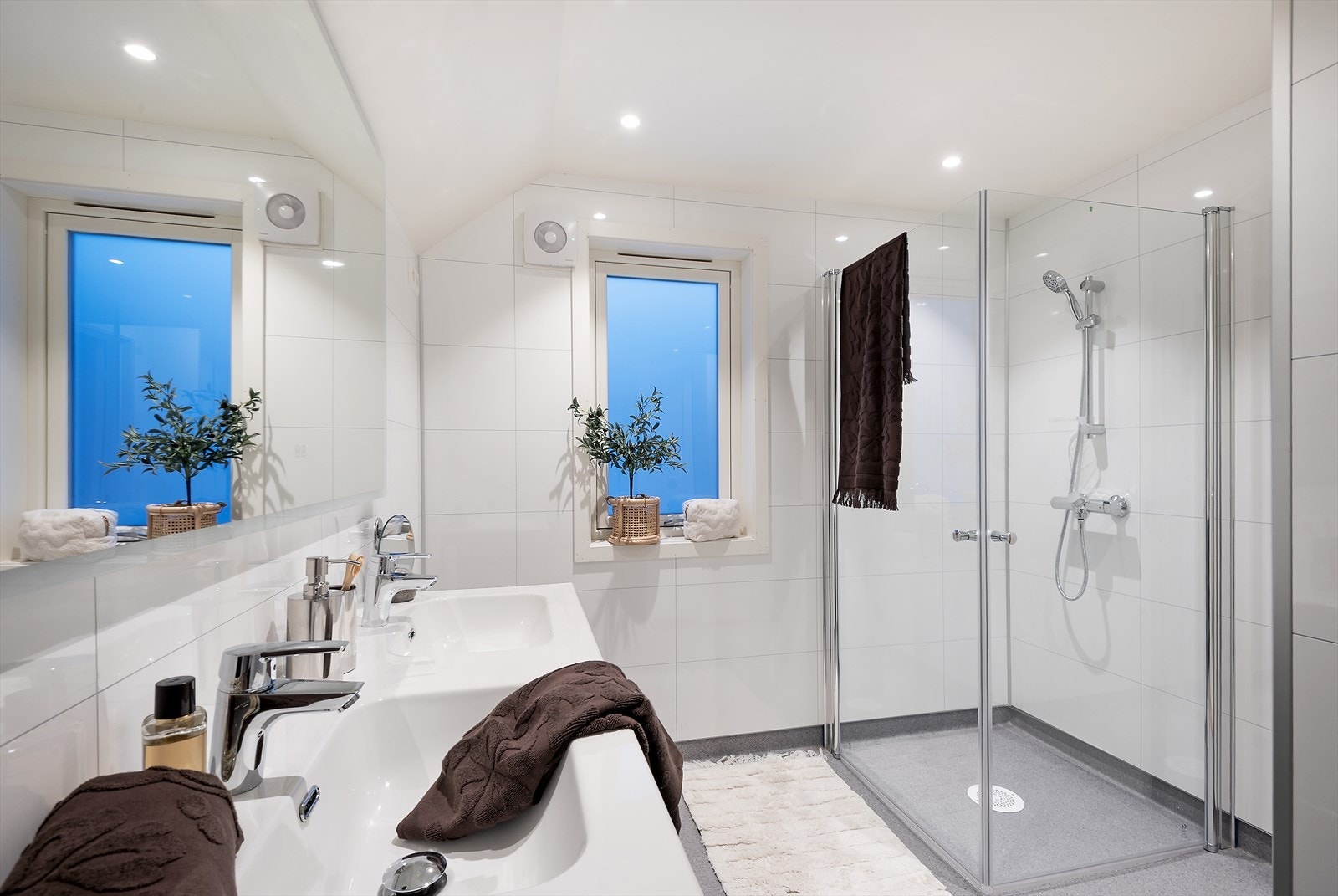 Bad med dusjhjørne. Galleribilde