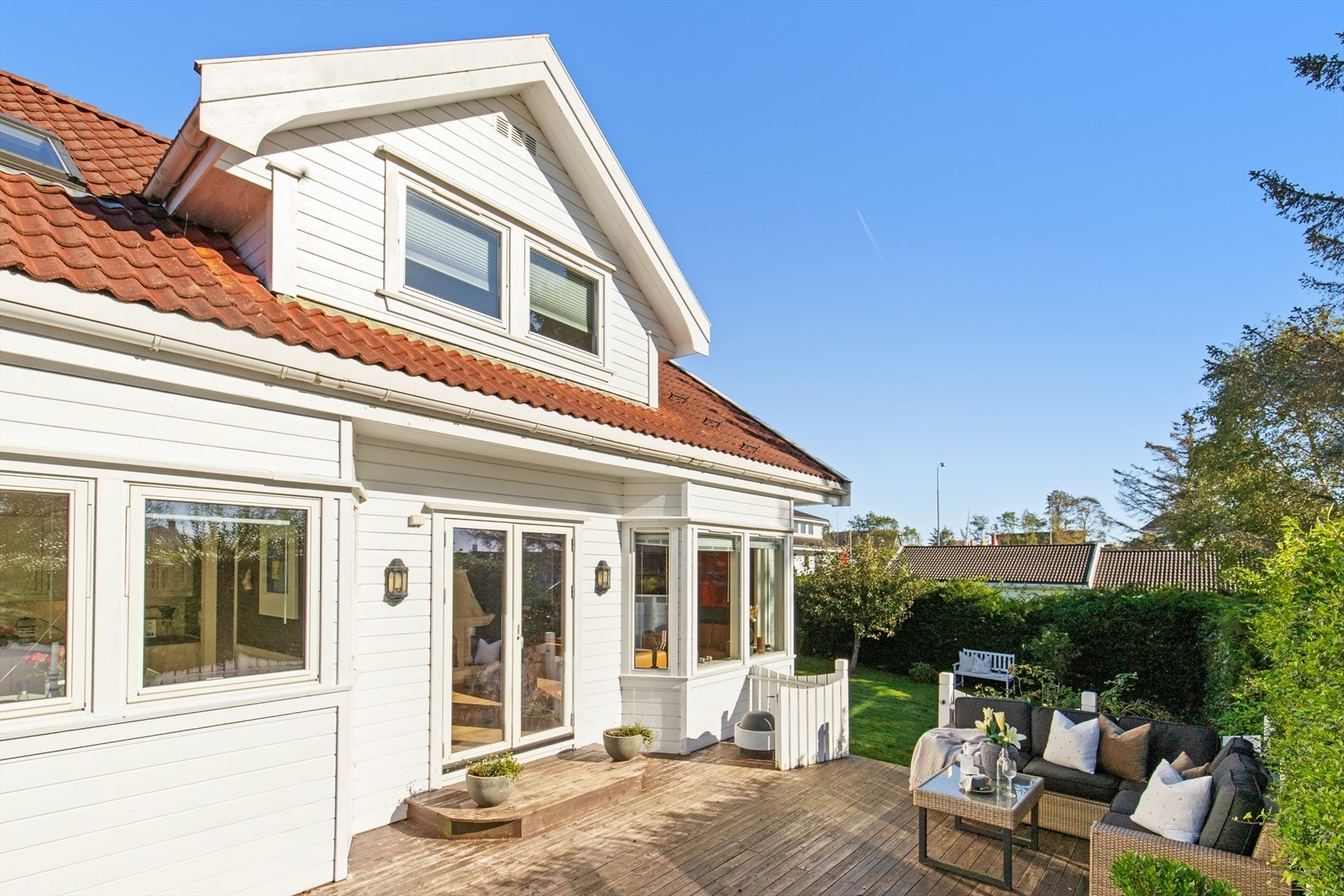 Uteområdet er godt opparbeidet og har en stor terrasse. Galleribilde