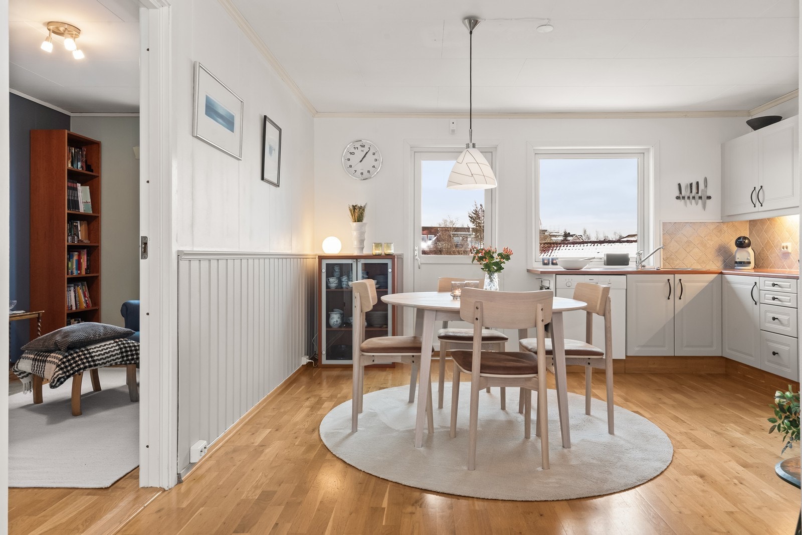 På kjøkkenet er det også plass til spisebord Galleribilde