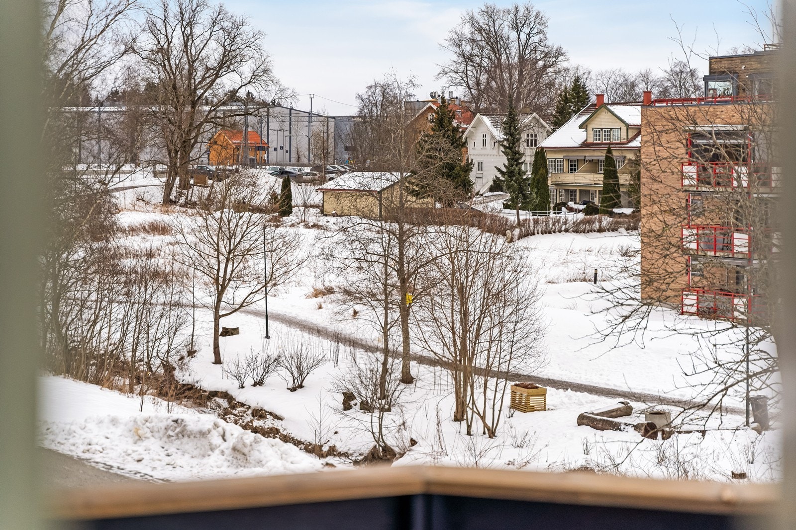 Fra balkongen er det fin utsikt ut over Hyllibekken som slynger seg forbi borettslaget Galleribilde
