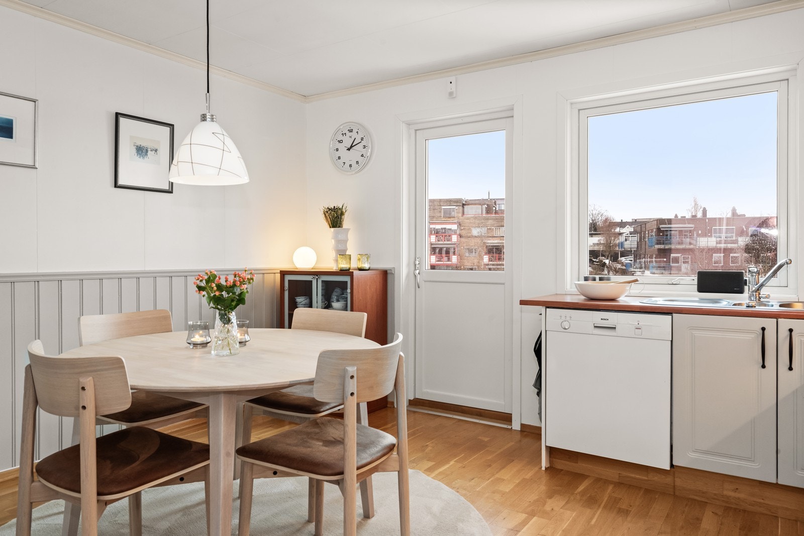 Fra kjøkken er det utgang til balkong på 7 kvm Galleribilde