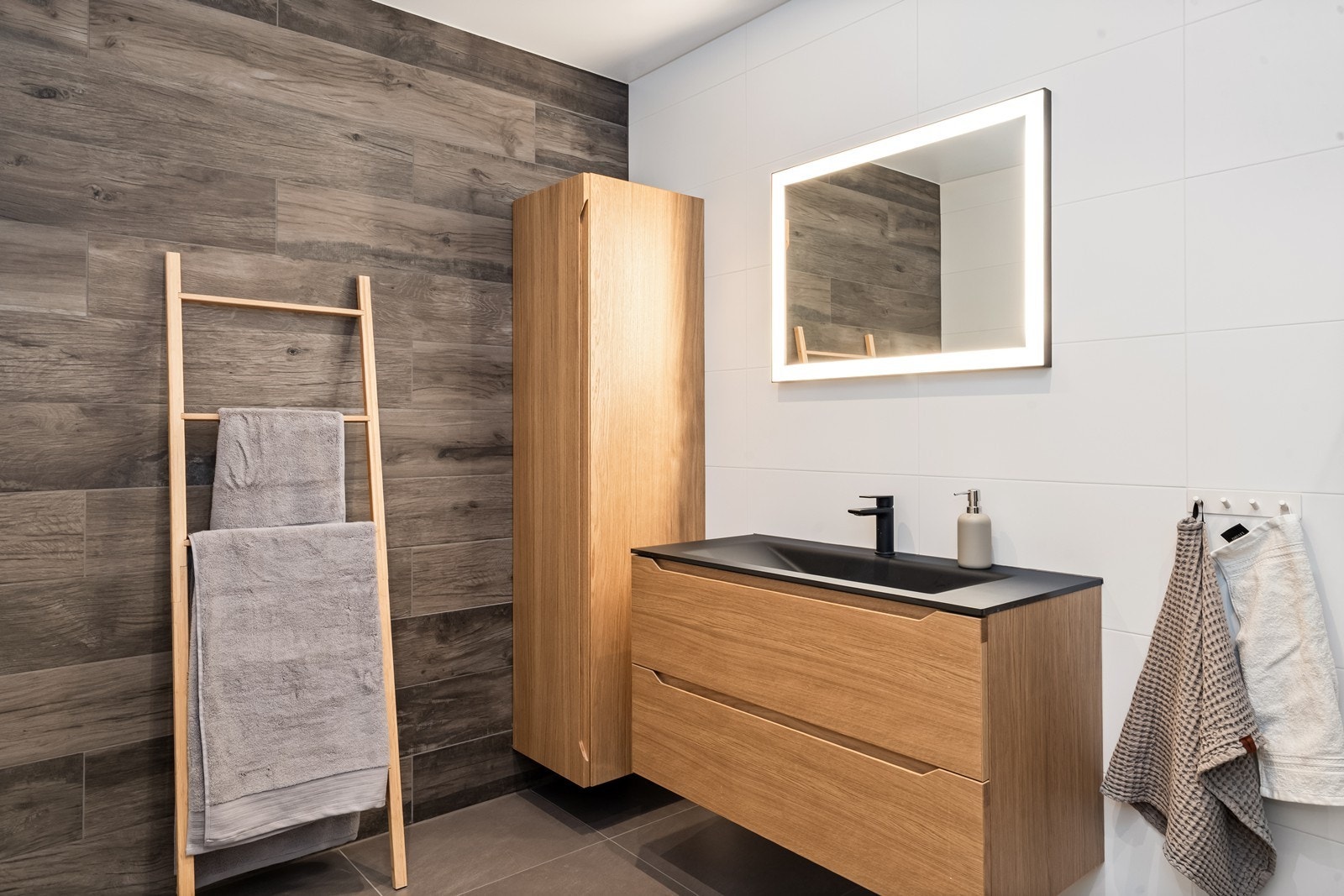 På badet er det satt inn servant på skap, høyskap og speil med lys. Galleribilde