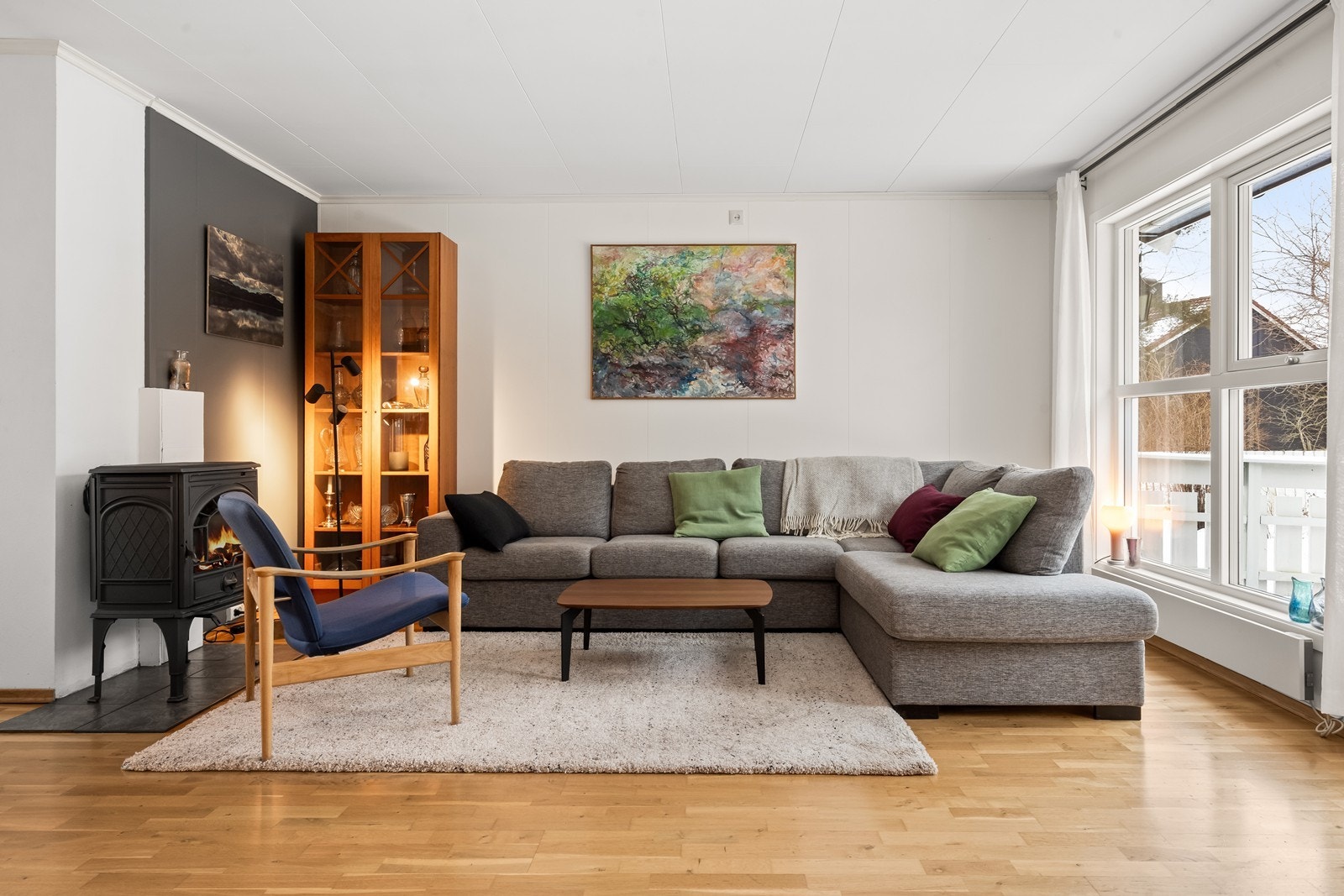 Rommet har naturlig lys fra to sider Galleribilde