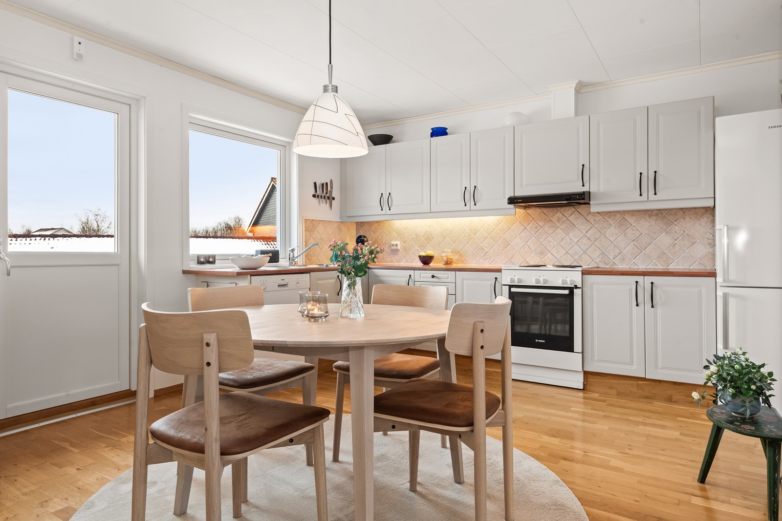 Innredning med grå profilerte fronter Galleribilde