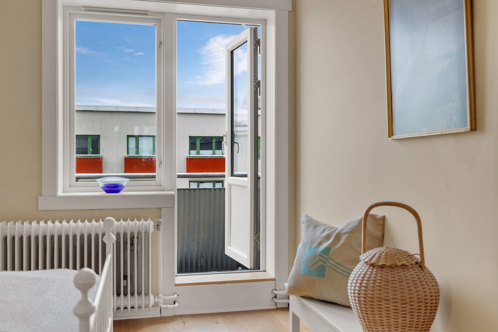 Utgang til balkong fra soverommet gir enkel tilgang til uteområdet. Galleribilde