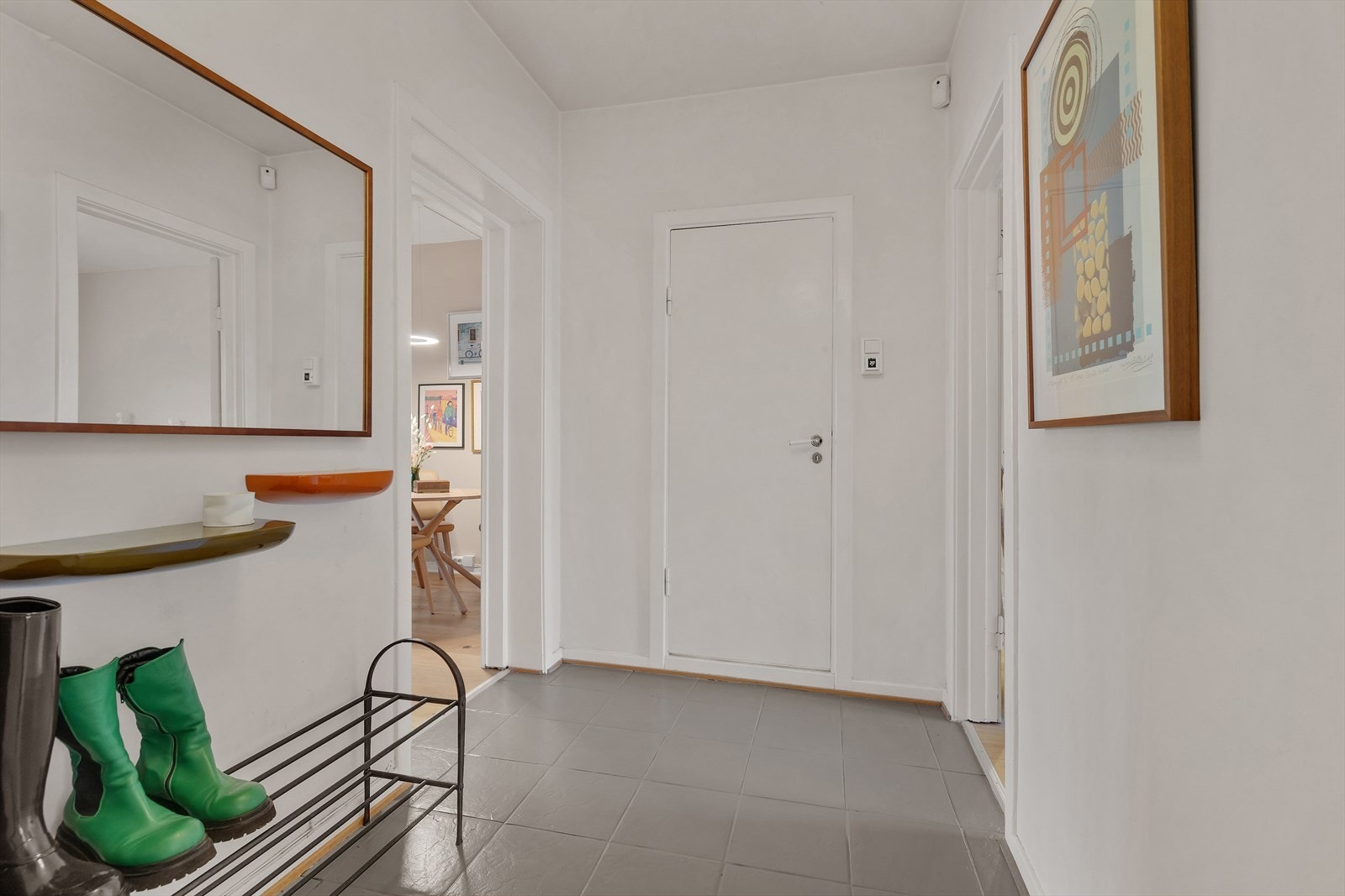Entréen gir et godt førsteinntrykk av leiligheten, og har god plass til lagring av yttertøy og sko. Galleribilde