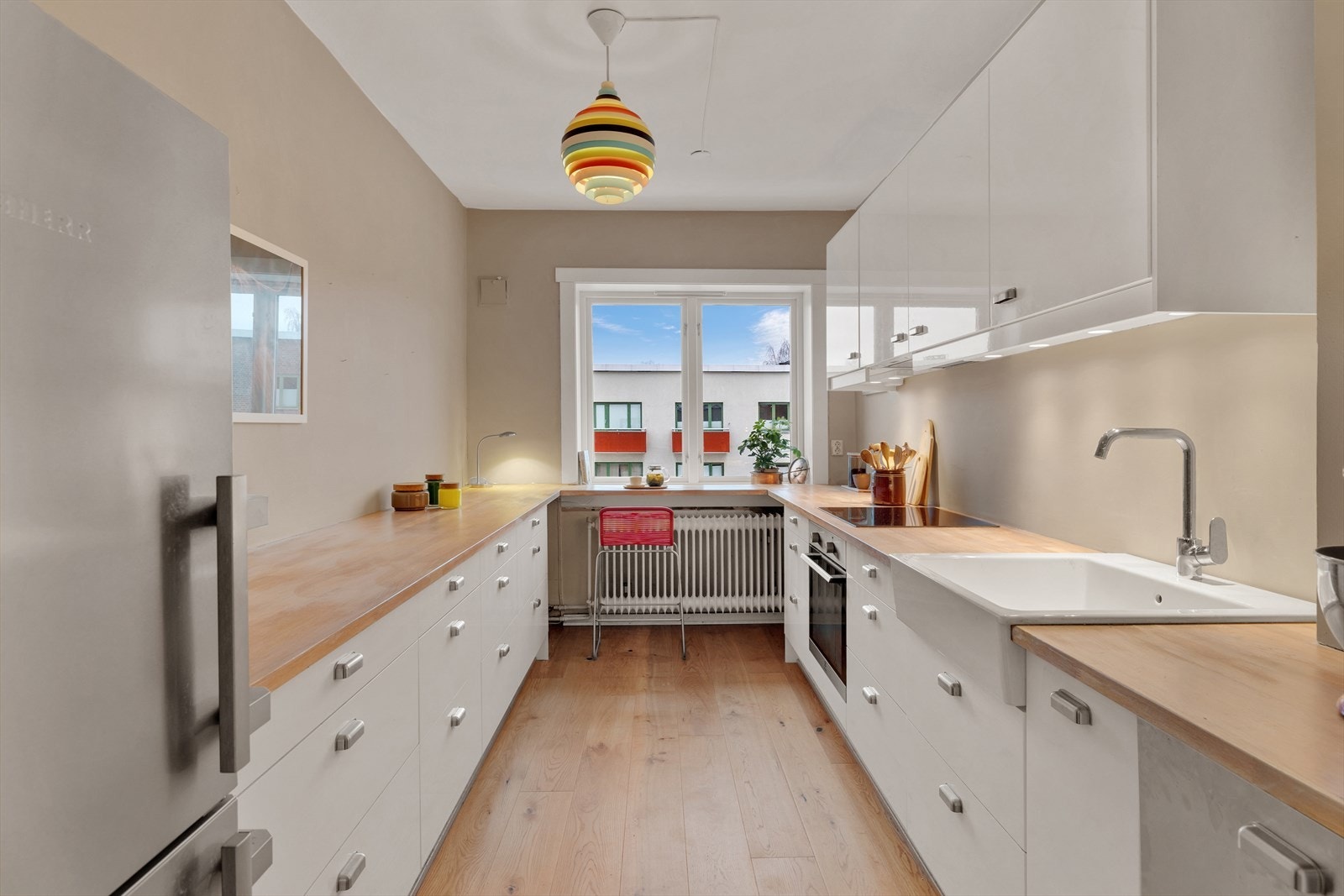 Flott, separat kjøkken med hyggelig spiseplass under vinduet. Galleribilde