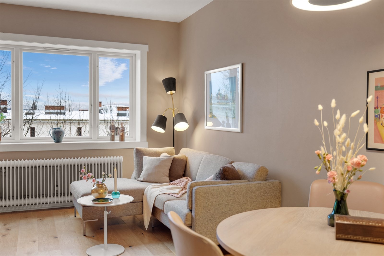 Radiator under vinduet sikrer jevn oppvarming av stuen. Galleribilde